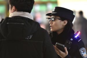 Polícia Chinesa Está Usando Óculos Com Reconhecimento Facial Para Rastrear Cidadãos
